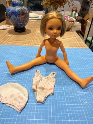 Nancy moderna con bañador y gorro