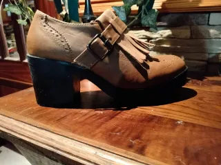 Zapatos de tacón marrones con flecos