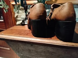 Zapatos de tacón marrones con flecos