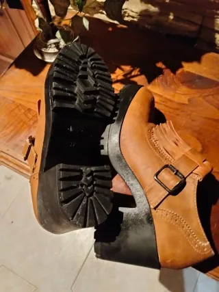 Zapatos de tacón marrones con flecos