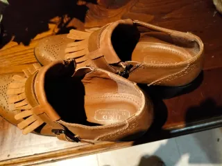Zapatos de tacón marrones con flecos