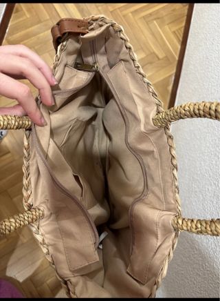 Bolso de paja con flecos y abalorios