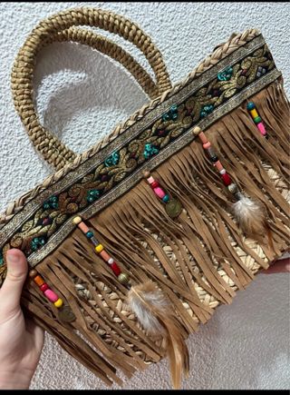 Bolso de paja con flecos y abalorios