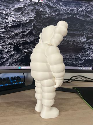 FIGURA KAWS BLANCA ESTILO CHAQUETON PUFFER