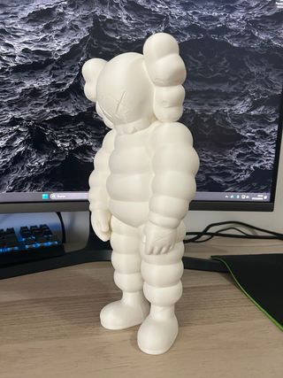 FIGURA KAWS BLANCA ESTILO CHAQUETON PUFFER