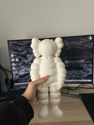 FIGURA KAWS BLANCA ESTILO CHAQUETON PUFFER