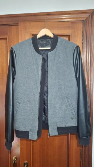 Cazadora bomber gris y negra