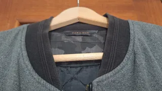 Cazadora bomber gris y negra