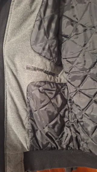 Cazadora bomber gris y negra