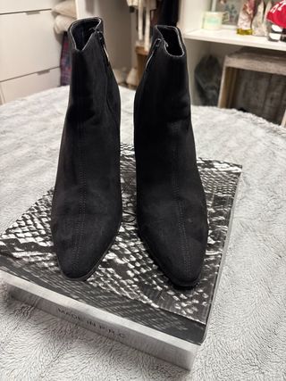 Botines terciopelo negro tacón dorado T39