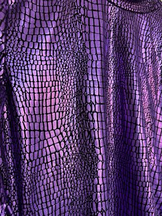 Vestido morado con estampado de cocodrilo