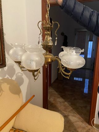 Lámpara de araña dorada con cristales