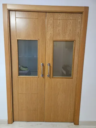 Puertas correderas macizas con casoneto