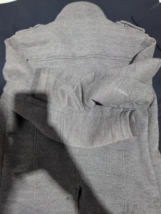 Chaqueta gris con botones