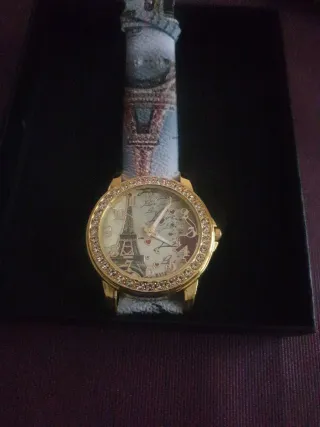 Reloj dorado con diseño Torre Eiffel