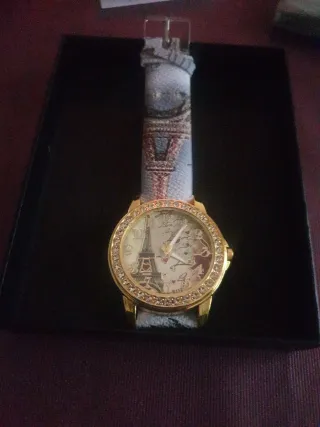 Reloj dorado con diseño Torre Eiffel