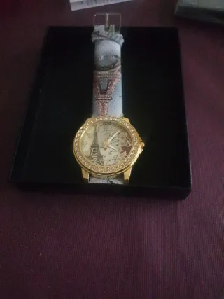 Reloj dorado con diseño Torre Eiffel