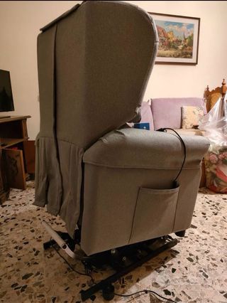Poltrona per anziani in tessuto grigio