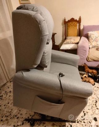 Poltrona per anziani in tessuto grigio