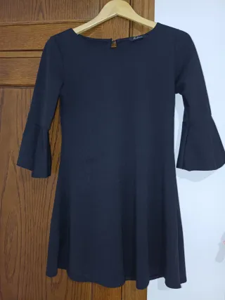 Vestido negro manga acampanada