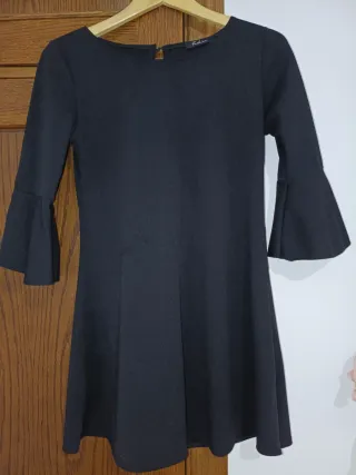 Vestido negro manga acampanada