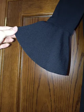 Vestido negro manga acampanada