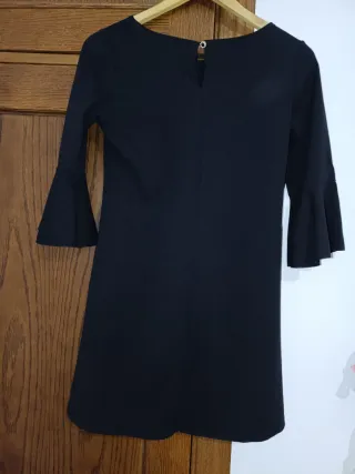 Vestido negro manga acampanada