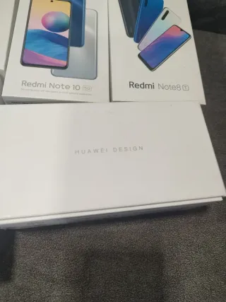 Cajas vacías de móviles Xiaomi y Huawei