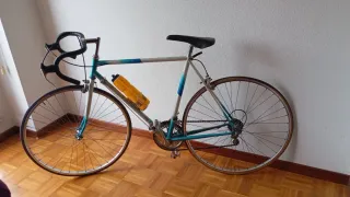 Se venden bicicletas y patinete