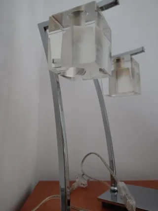 Lámpara de mesa moderna plateada y transparente