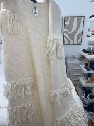 Chaleco largo beige con flecos talla única