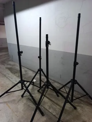 Pies para altavoces profesionales. Nuevo.