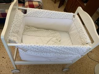 Mini cuna de madera blanca