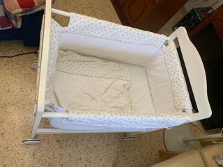 Mini cuna de madera blanca