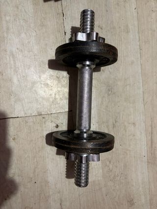 Barra de pesas cromada con cierres y varios discos