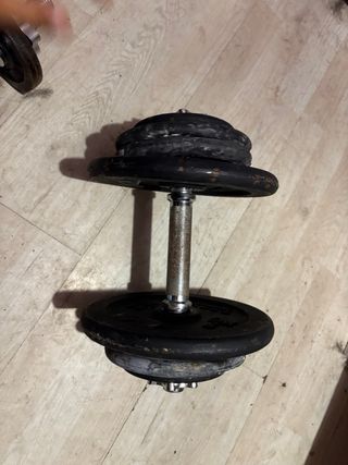 Barra de pesas cromada con cierres y varios discos