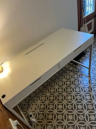 Escritorio blanco con cajones y almacenaje cables