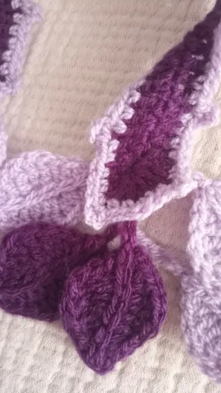 Bufanda tejida morada con flor
