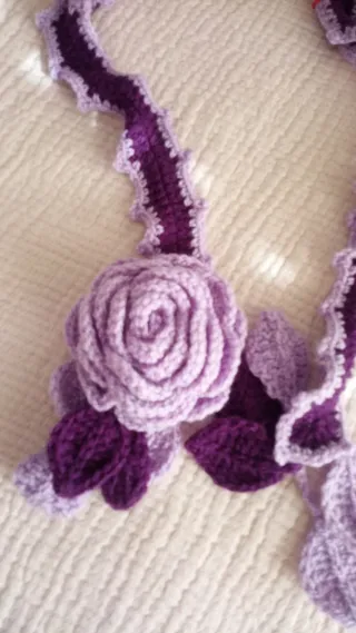Bufanda tejida morada con flor
