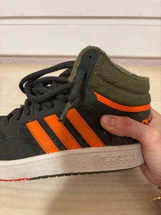 Zapatillas Adidas grises y naranjas