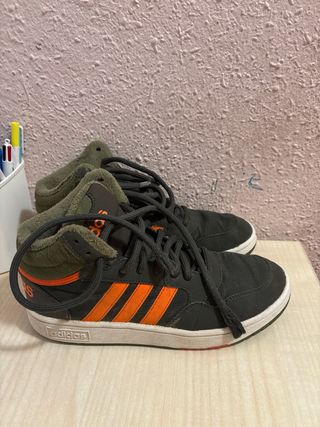 Zapatillas Adidas grises y naranjas