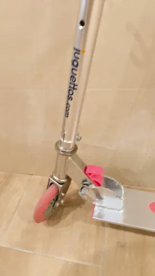 Patinete infantil Juguettos rosa y casco