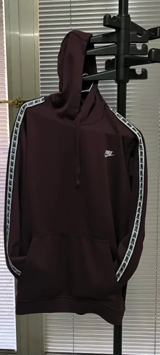 Sudadera Nike con capucha y logo