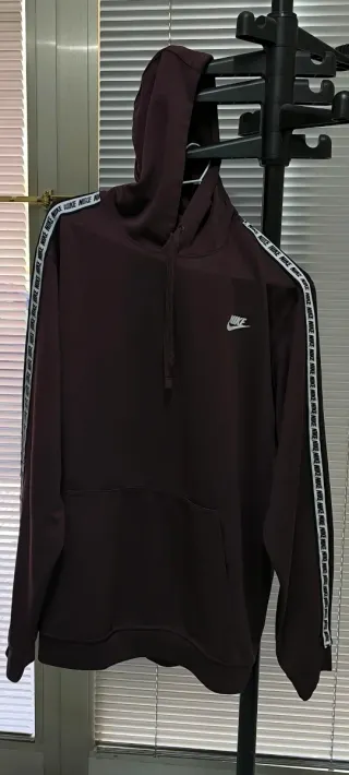 Sudadera Nike con capucha y logo