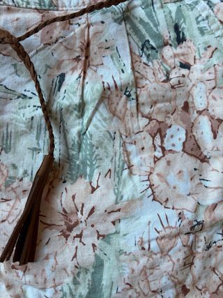 Pantalones de lino cortos florales con cinturón