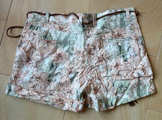 Pantalones de lino cortos florales con cinturón