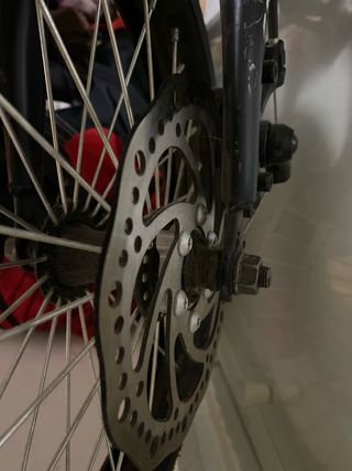 Bicicleta de paso con frenos de disco impecable