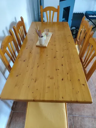Mesa de madera con 6 sillas