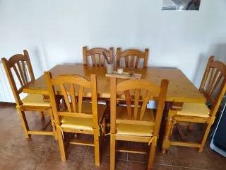 Mesa de madera con 6 sillas