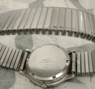 Reloj de pulsera plateado y negro